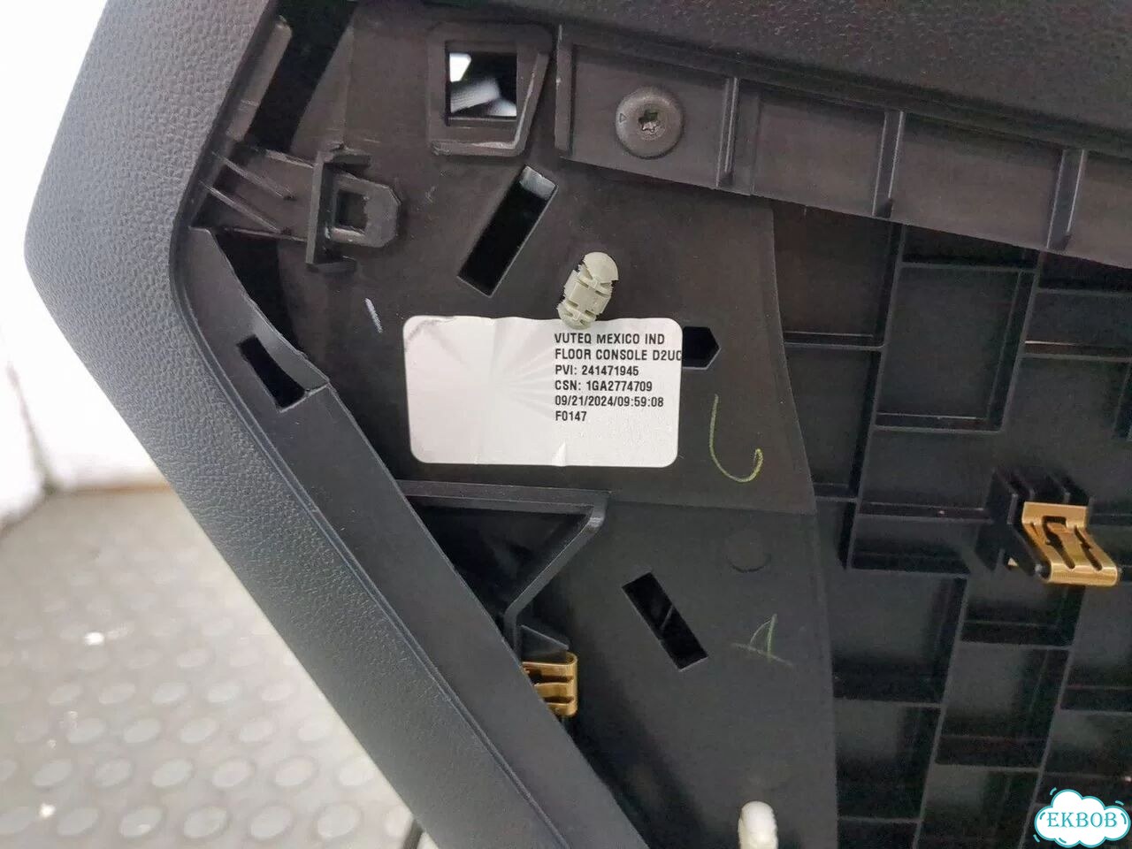 Консоль салона Chevrolet Equinox 2024 фото 6