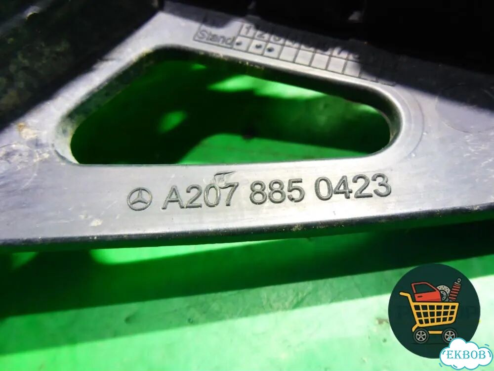 Решетка в передний бампер центральная (A2078850423) Mercedes Benz E-Klass C207 (купе) с 2009г (Е Куп фото 5