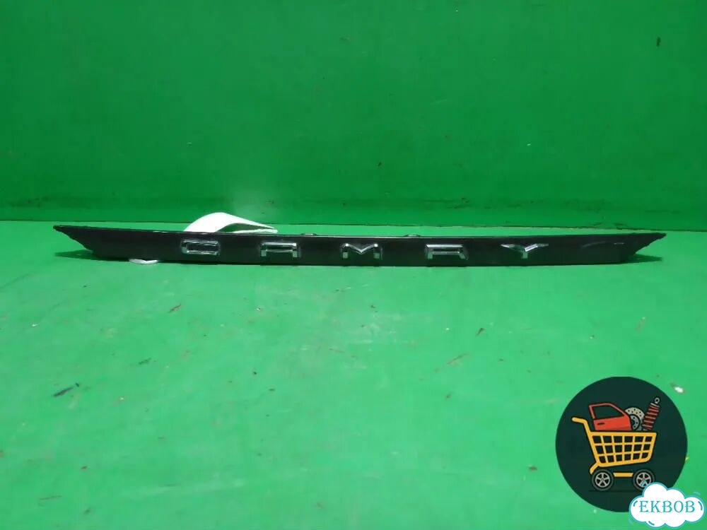 Накладка крышки багажника (7681133520) Toyota Camry XV70 с 2017-2026г (Камри) фото 1