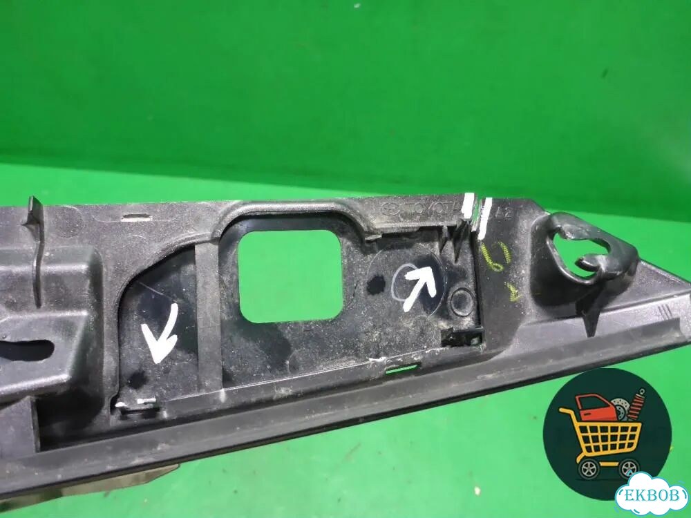 Накладка крышки багажника (7681133520) Toyota Camry XV70 с 2017-2026г (Камри) фото 3