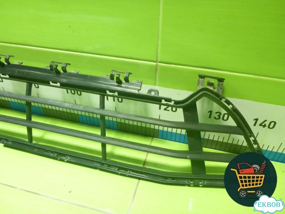 Решетка в передний бампер центральная (51117954220) BMW X1 F48 с 2014г (Х1 Ф48) фото 2