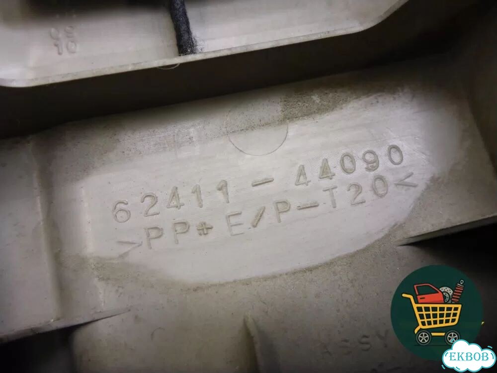 Обшивка стойки центральная верхняя правая (6241144090) Toyota Isis c 2004-2018г (Исис) фото 3