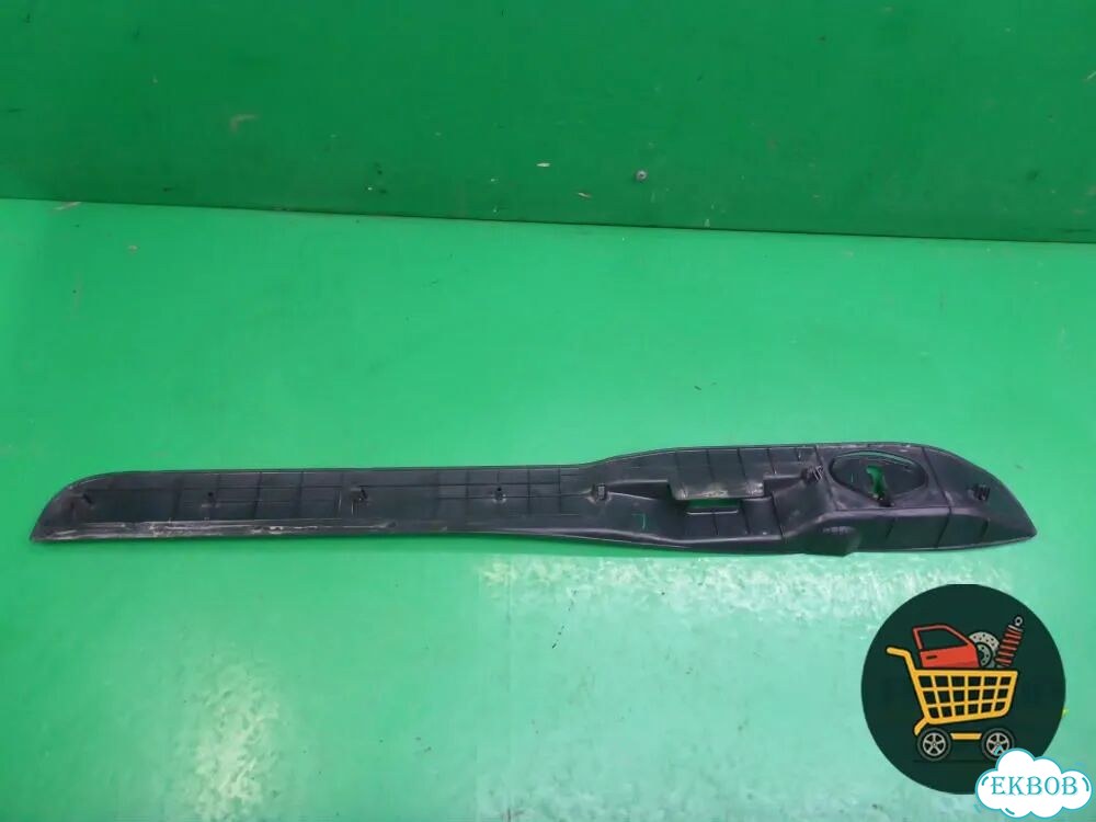 Накладка порога внутренняя переднего левого (в проём) (6791244060) Toyota Isis c 2004-2018г (Исис) фото 2