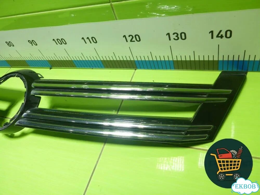 Накладка на решетку радиатора (5N0853655) Volkswagen Tiguan с 2011-2016г (Тигуан) фото 4