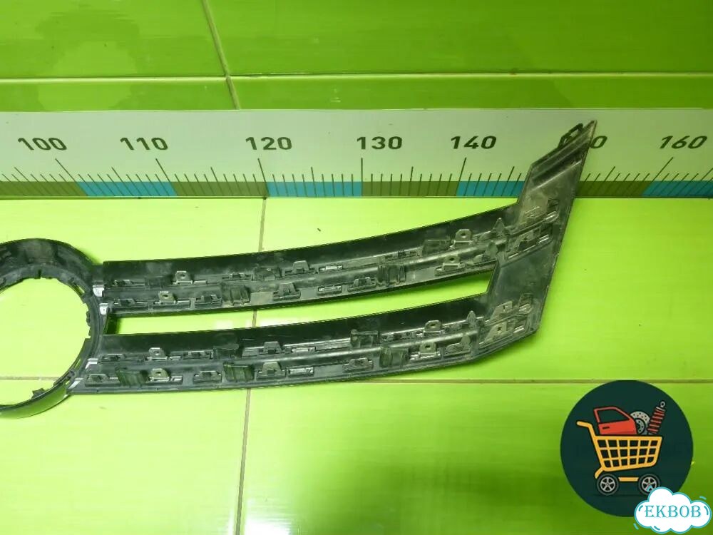 Накладка на решетку радиатора (5N0853655) Volkswagen Tiguan с 2011-2016г (Тигуан) фото 9