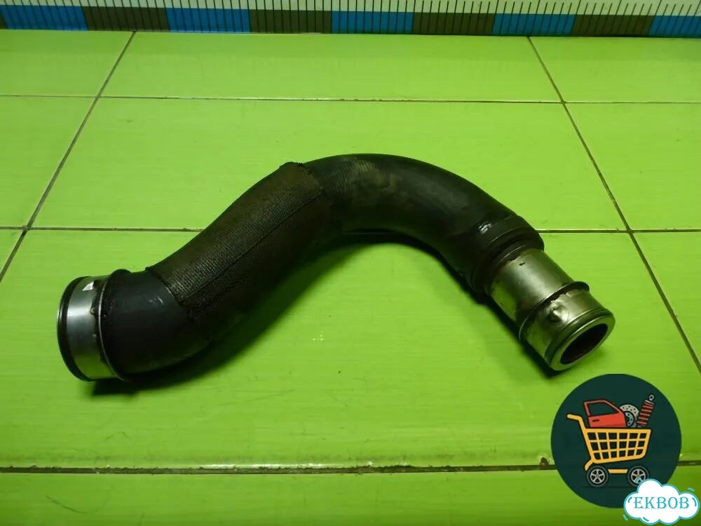 Патрубок интеркулера резиновый Volkswagen Touareg c 2002-2010г (Туарег) фото 1