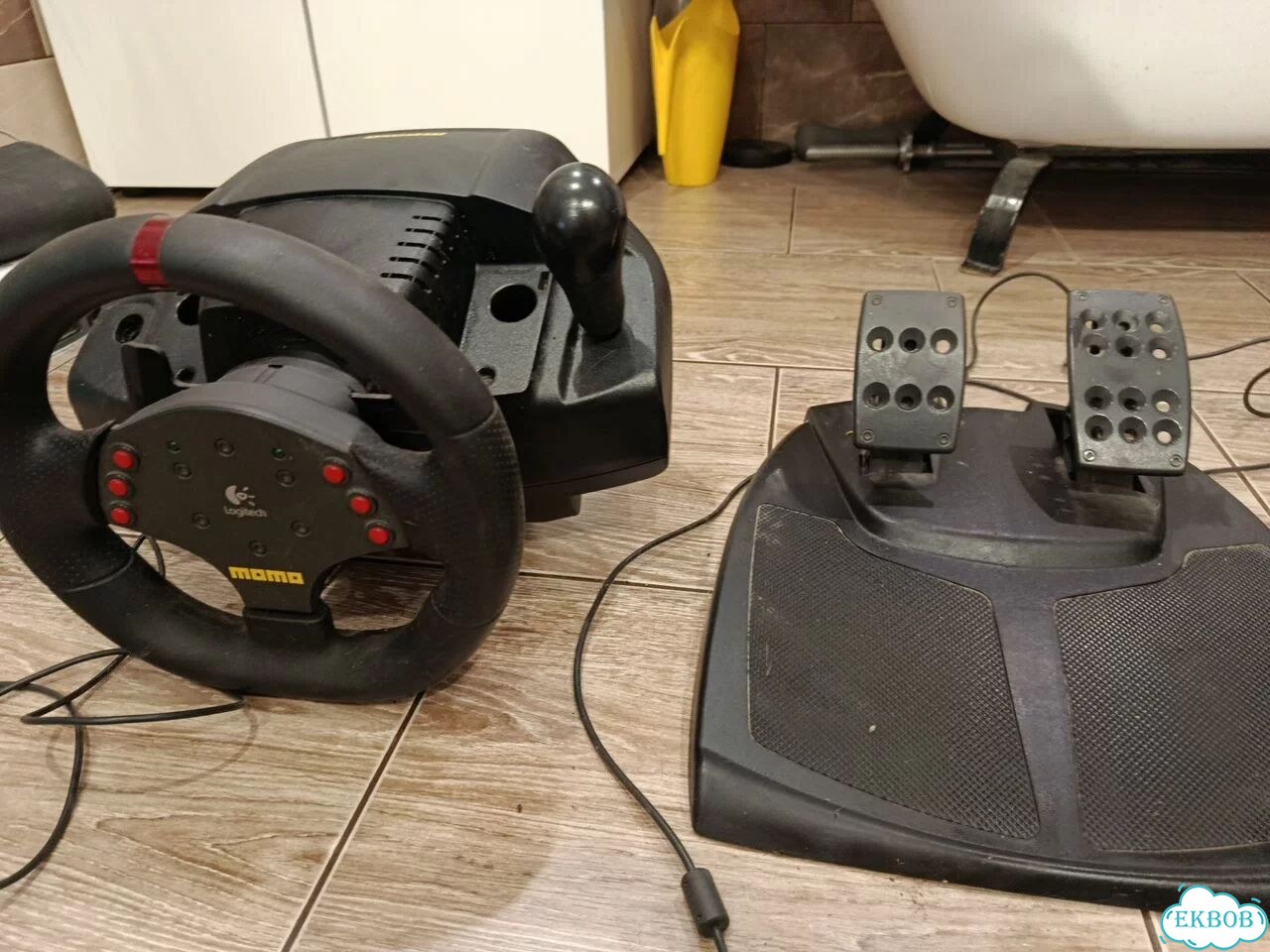 Игровой руль с педалями logitech momo racing фото 1