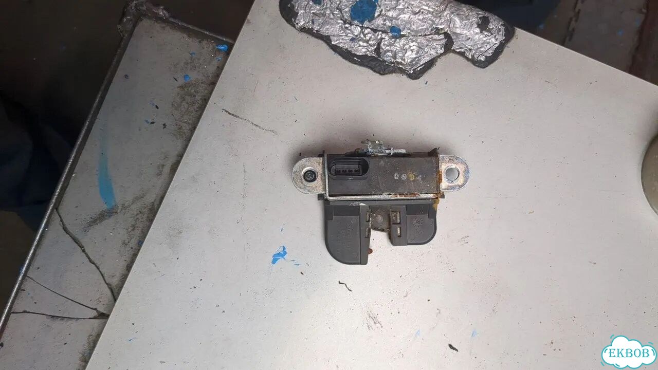 Замок багажника Volkswagen Golf 5 фото 2