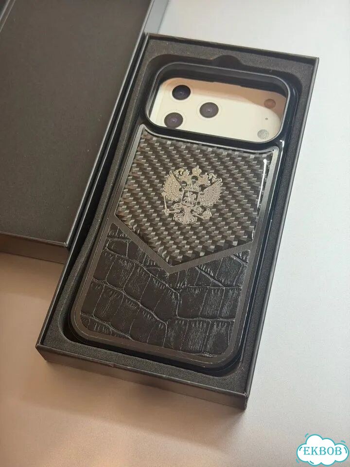 Чехол премиум на iPhone 17 pro max с гербом карбон фото 1