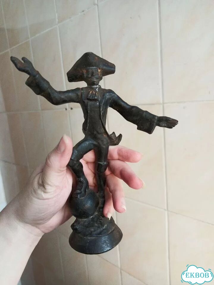 Статуэтка Барон Мюнхгаузен на ядре фото 1