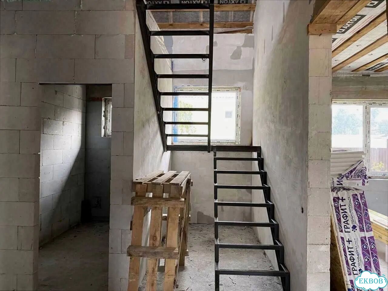 Лестница на металлическом каркасе для дачи и дома фото 2