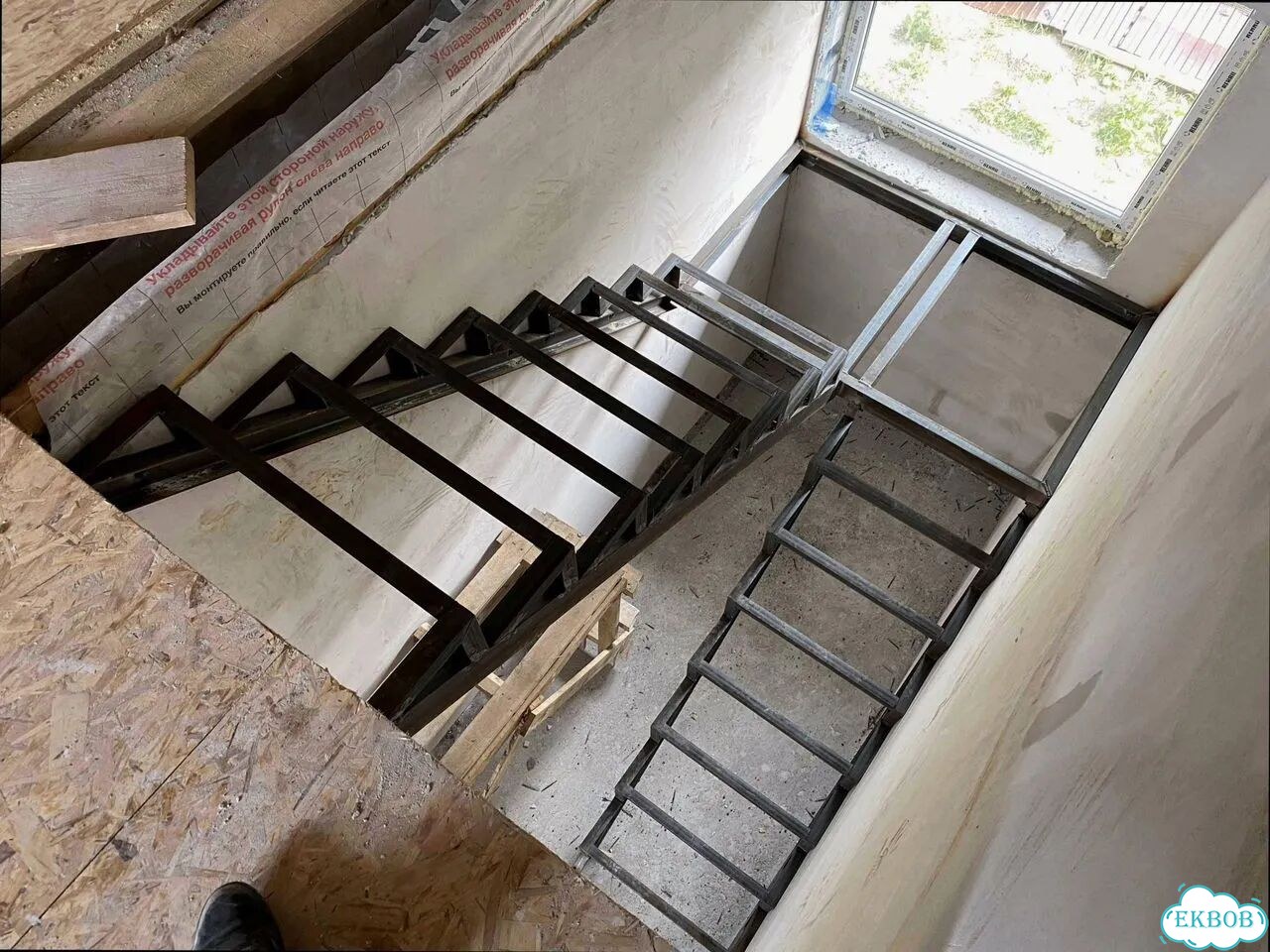 Лестница на металлическом каркасе для дачи и дома фото 7