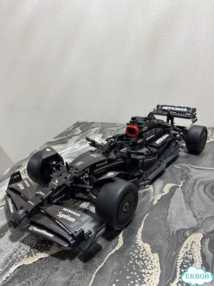 Собранная модель Mercedes-AMG F1 фото 1