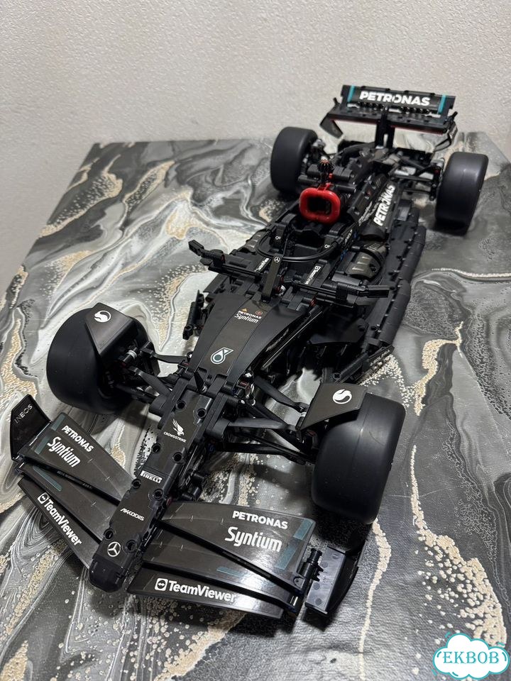 Собранная модель Mercedes-AMG F1 фото 2