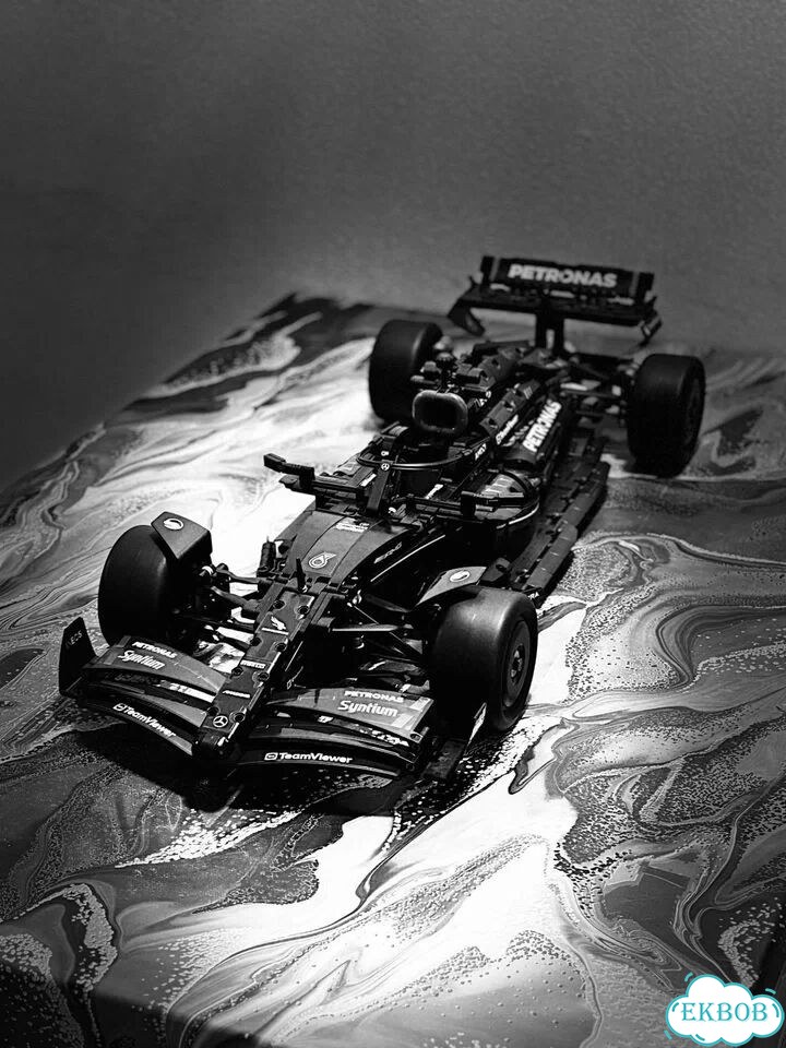 Собранная модель Mercedes-AMG F1 фото 3