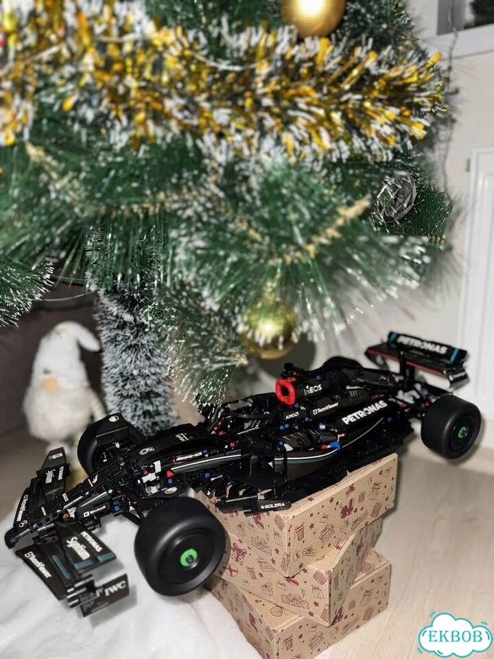 Собранная модель Mercedes-AMG F1 фото 4
