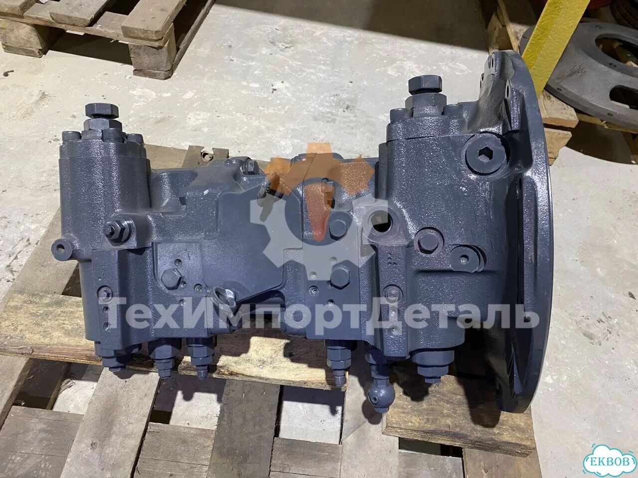 Основной насос Komatsu PC200-6 фото 4