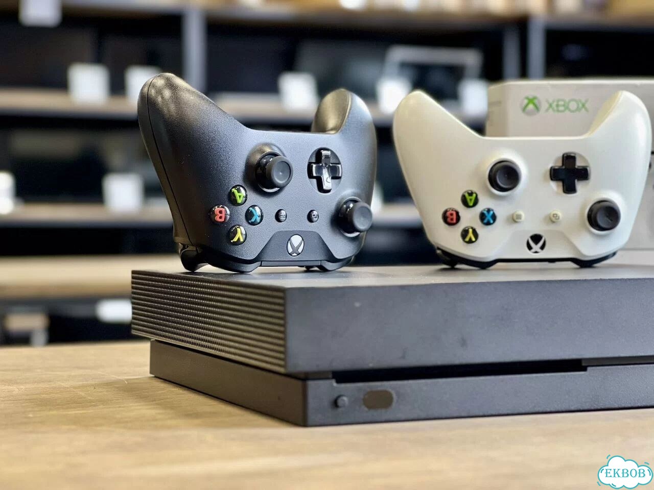 Microsoft Xbox One X 1000 Гб / Два пада / Для 4K фото 2