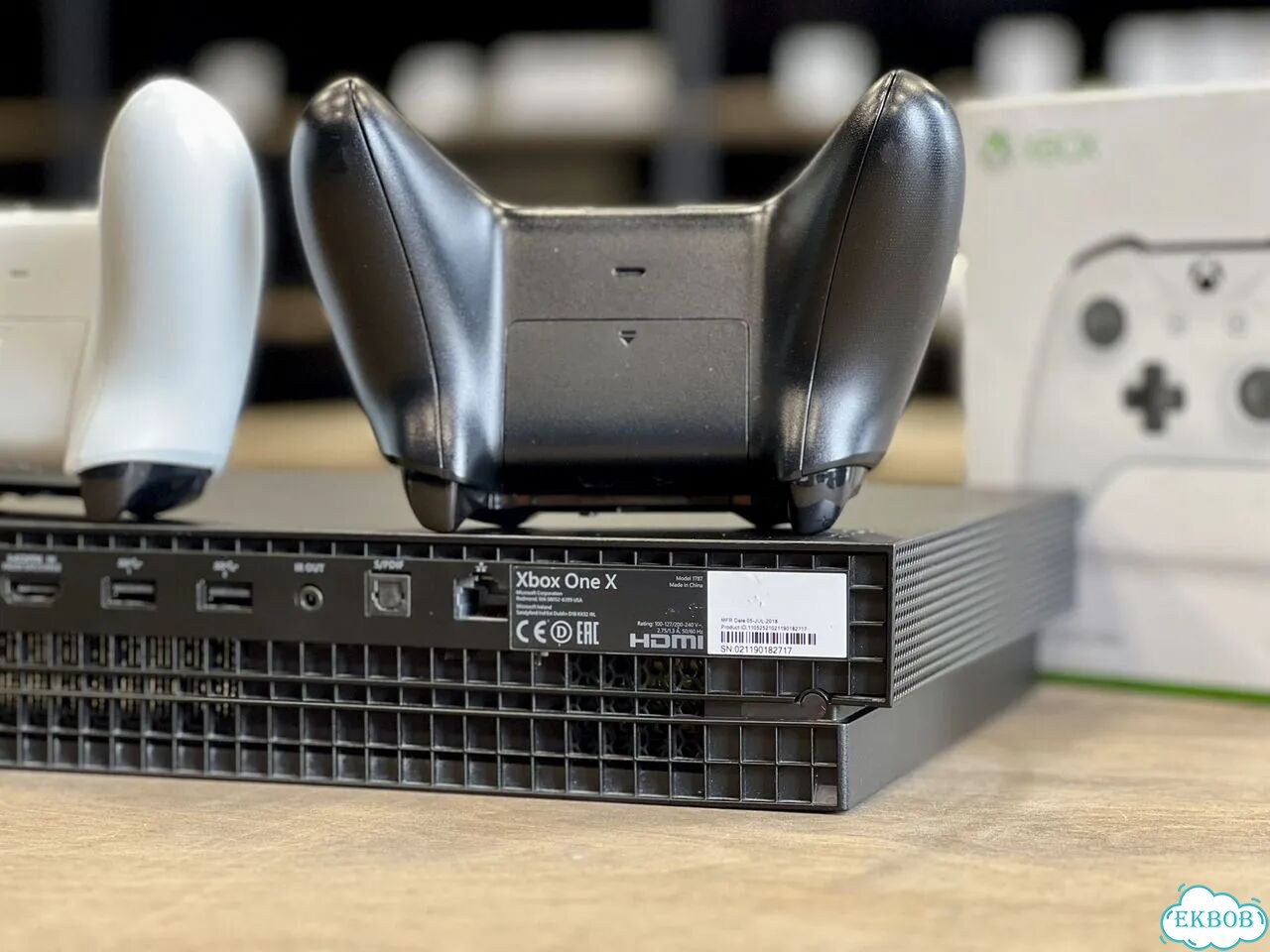 Microsoft Xbox One X 1000 Гб / Два пада / Для 4K фото 4