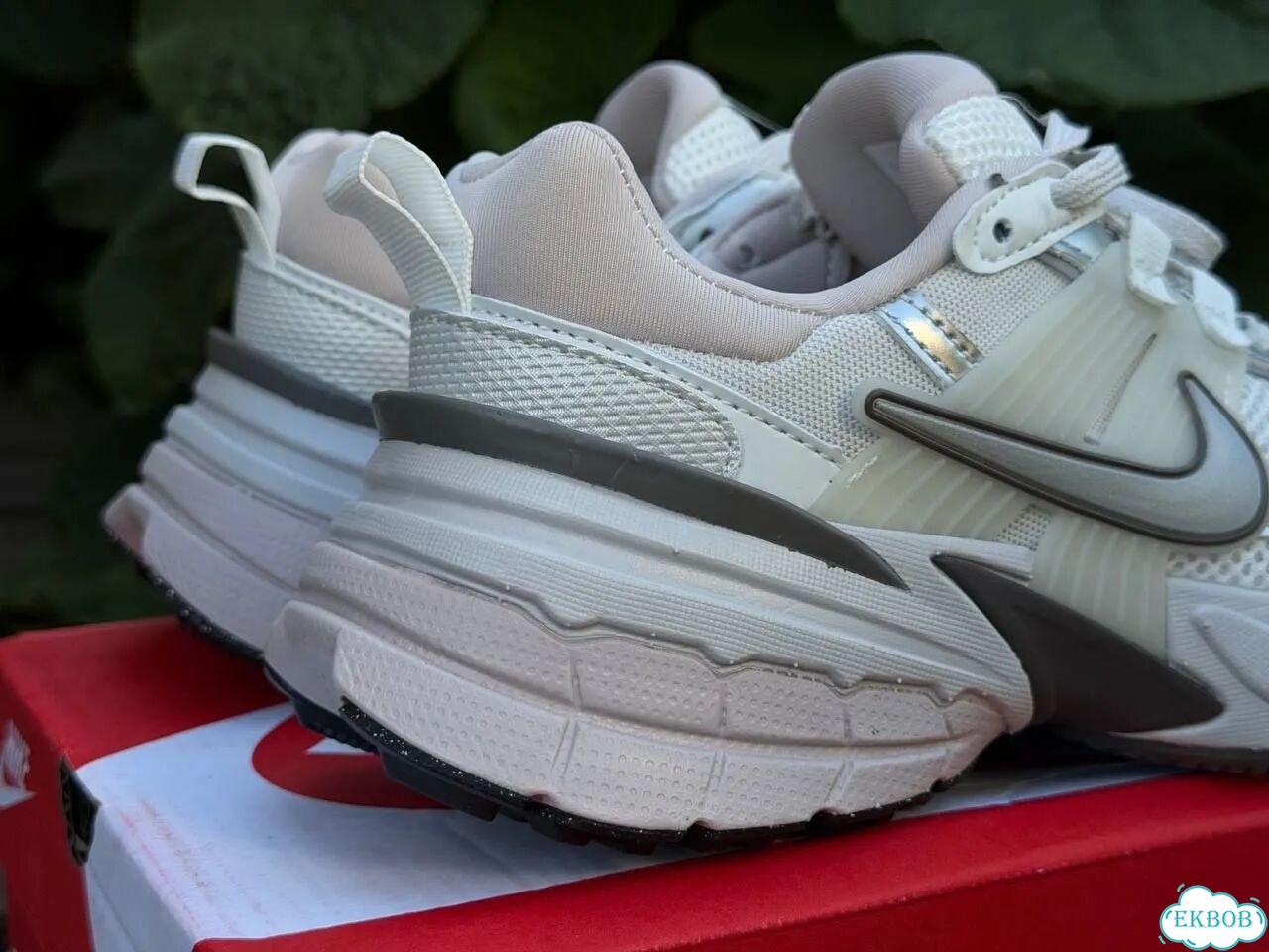 Кроссовки Найк V2K Run женские белые фото 10