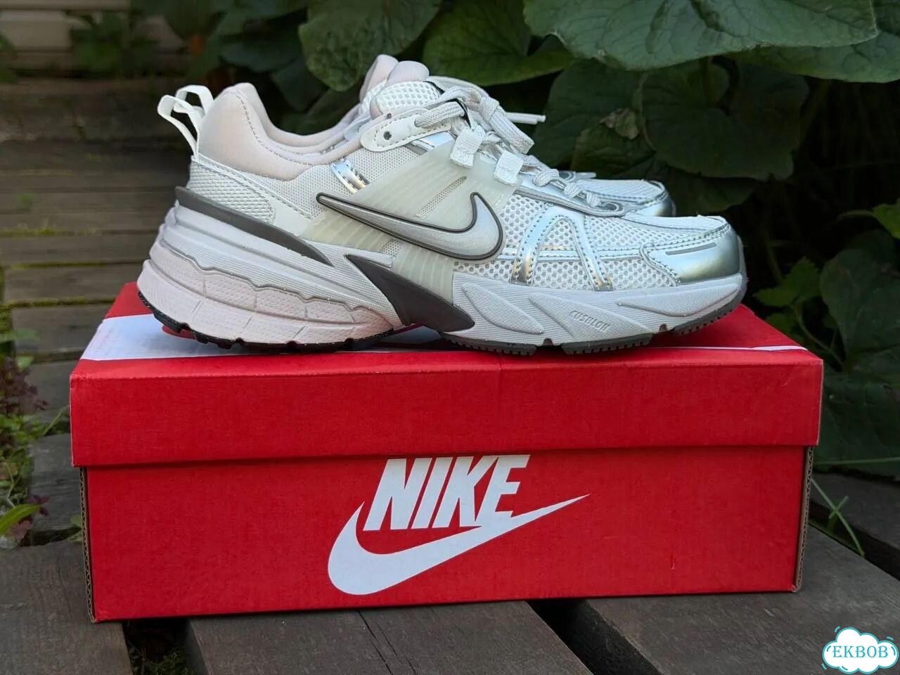 Кроссовки Найк V2K Run женские белые фото 11