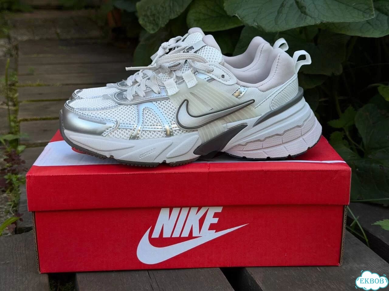 Кроссовки Найк V2K Run женские белые фото 2