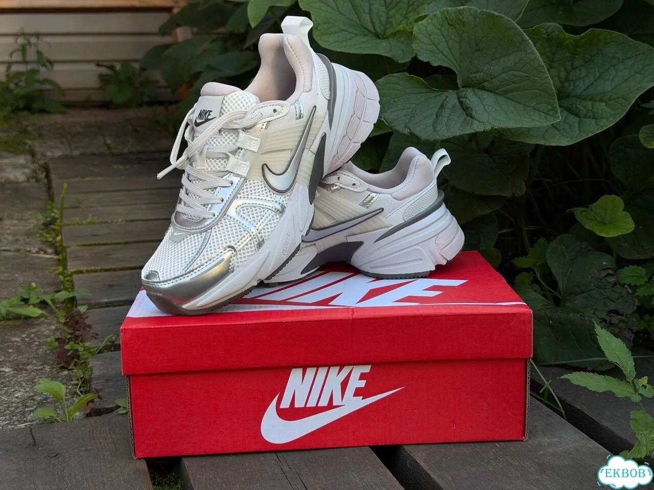 Кроссовки Найк V2K Run женские белые фото 3
