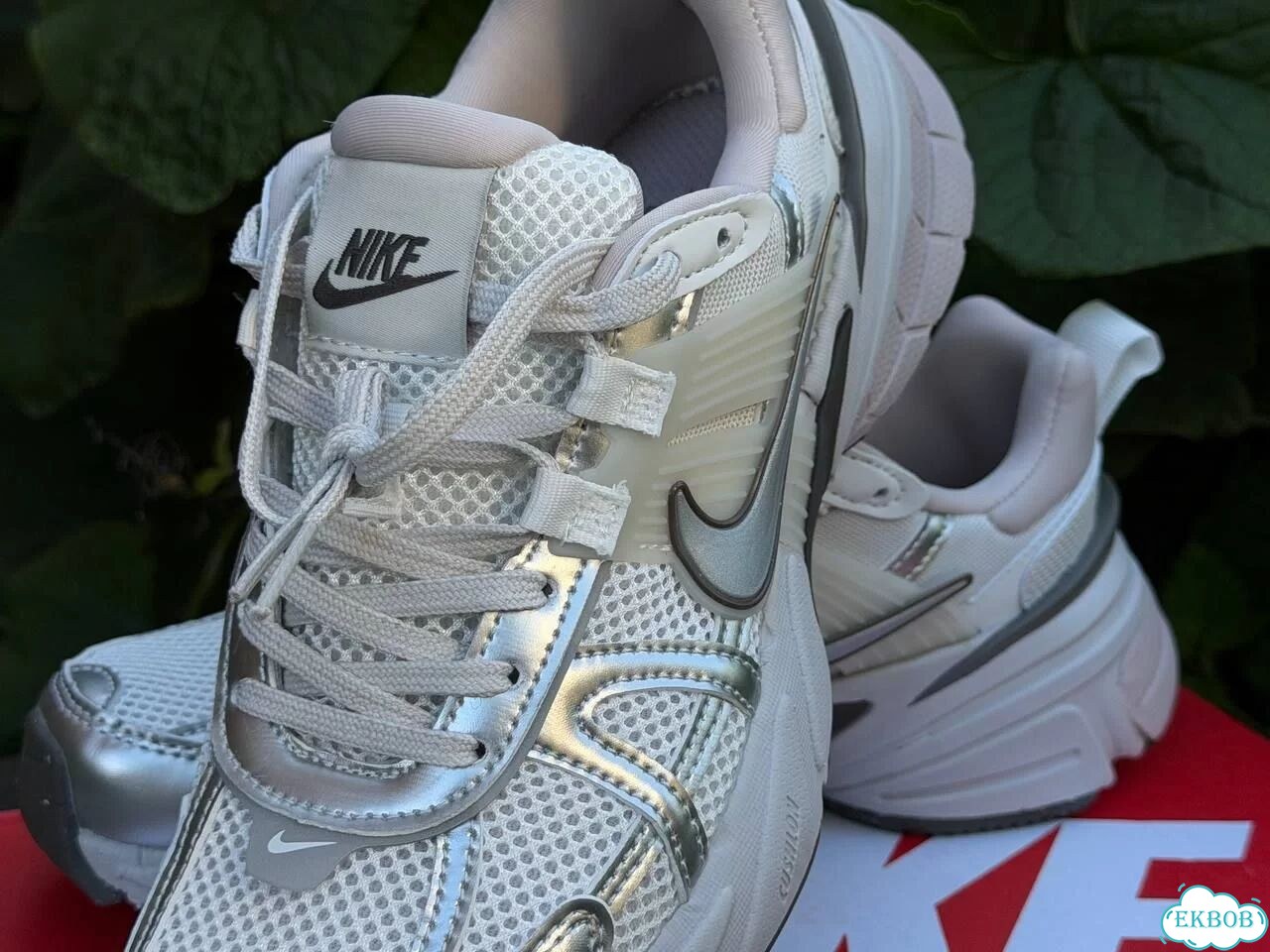 Кроссовки Найк V2K Run женские белые фото 4