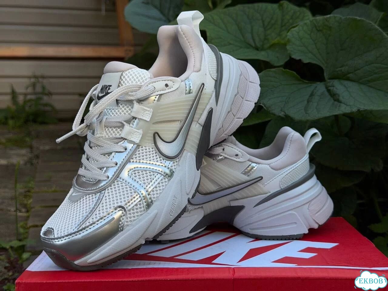 Кроссовки Найк V2K Run женские белые фото 5