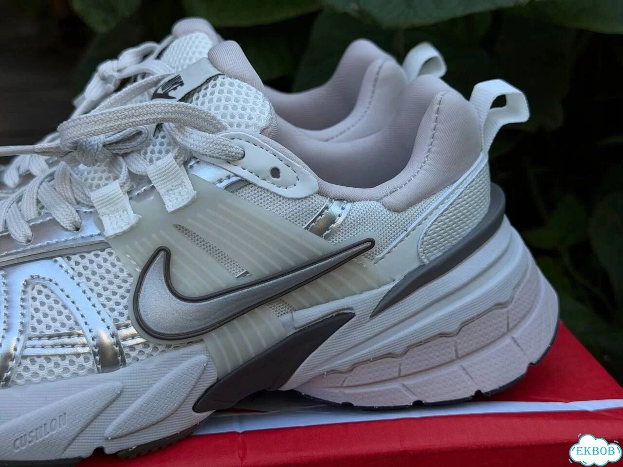 Кроссовки Найк V2K Run женские белые фото 6
