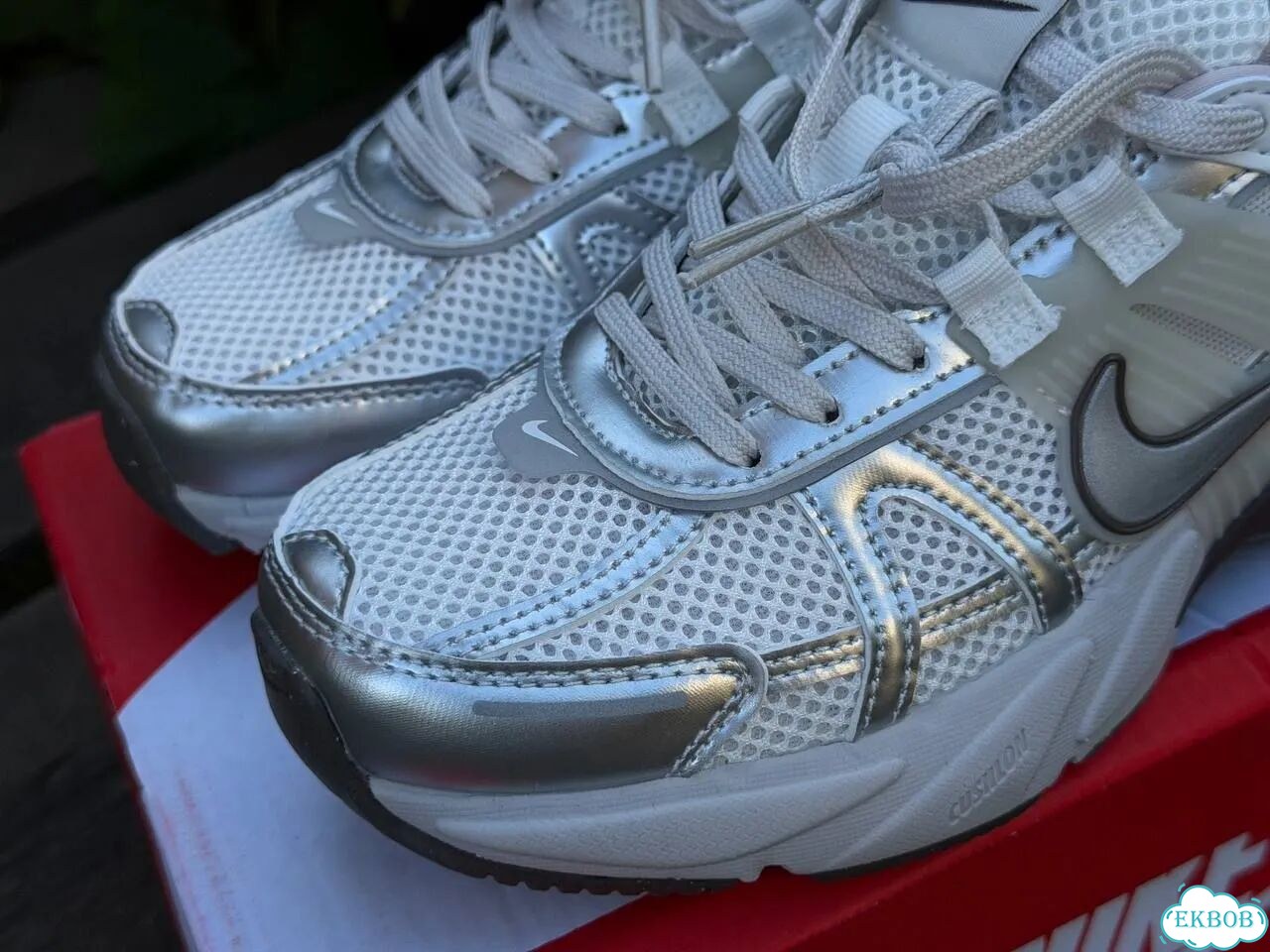 Кроссовки Найк V2K Run женские белые фото 7