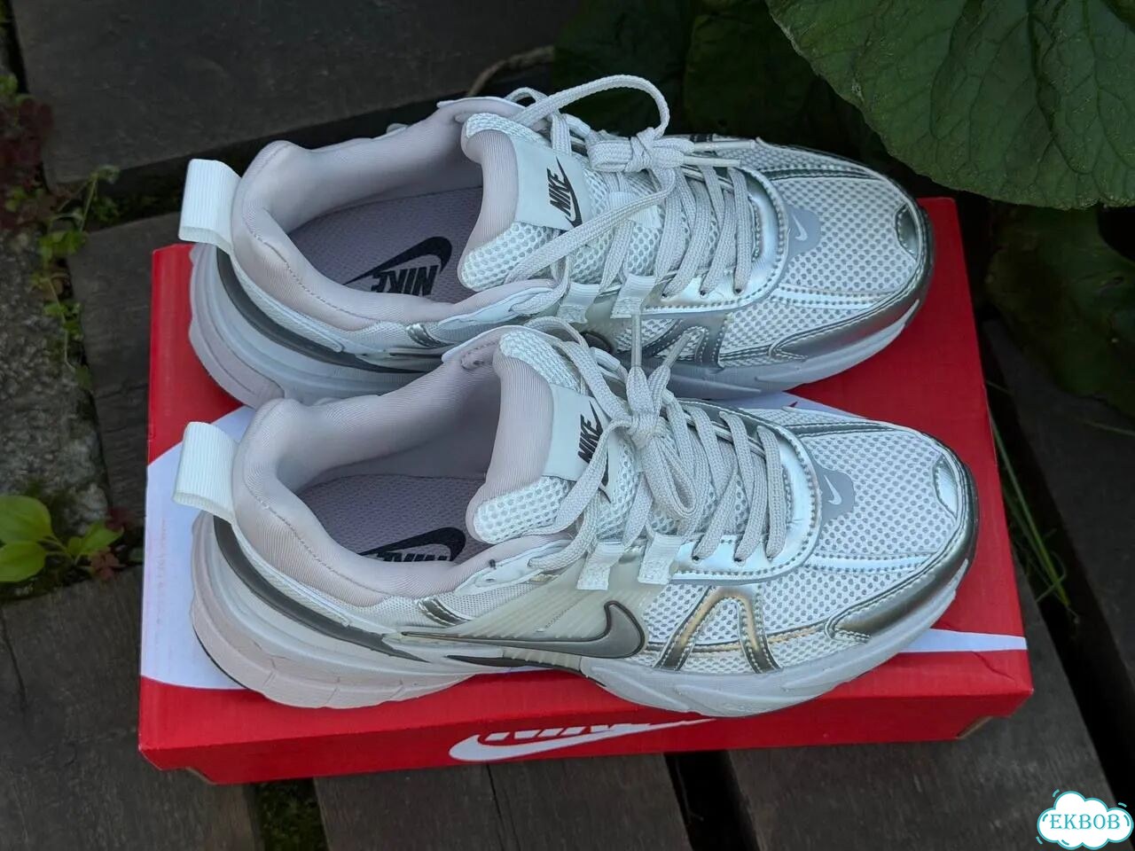 Кроссовки Найк V2K Run женские белые фото 8