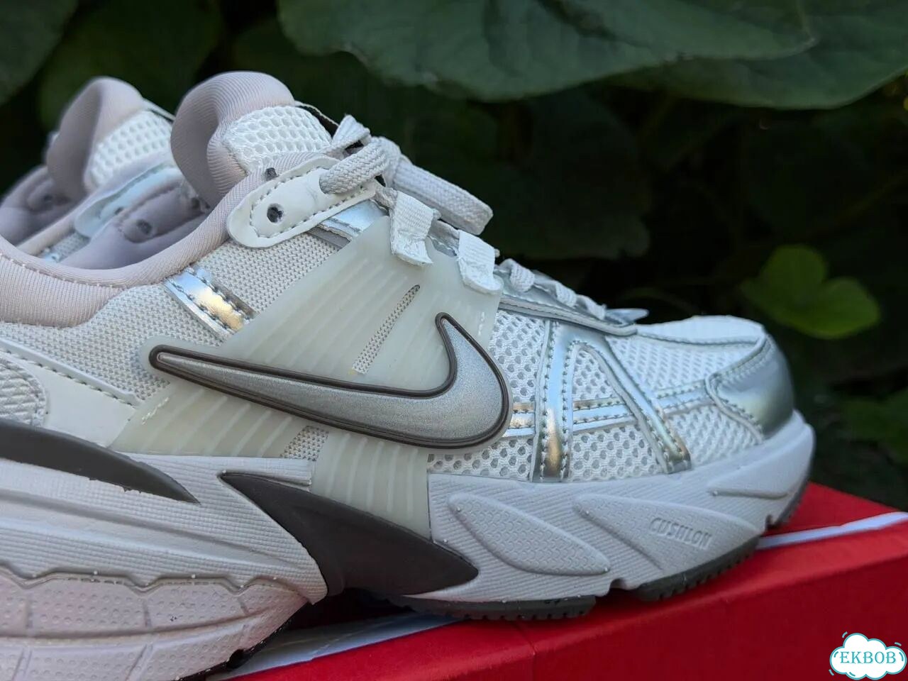 Кроссовки Найк V2K Run женские белые фото 9