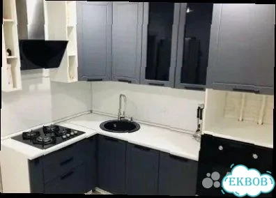 Угловая серая модульная кухня со шкафом под встроенную духовку фото 9