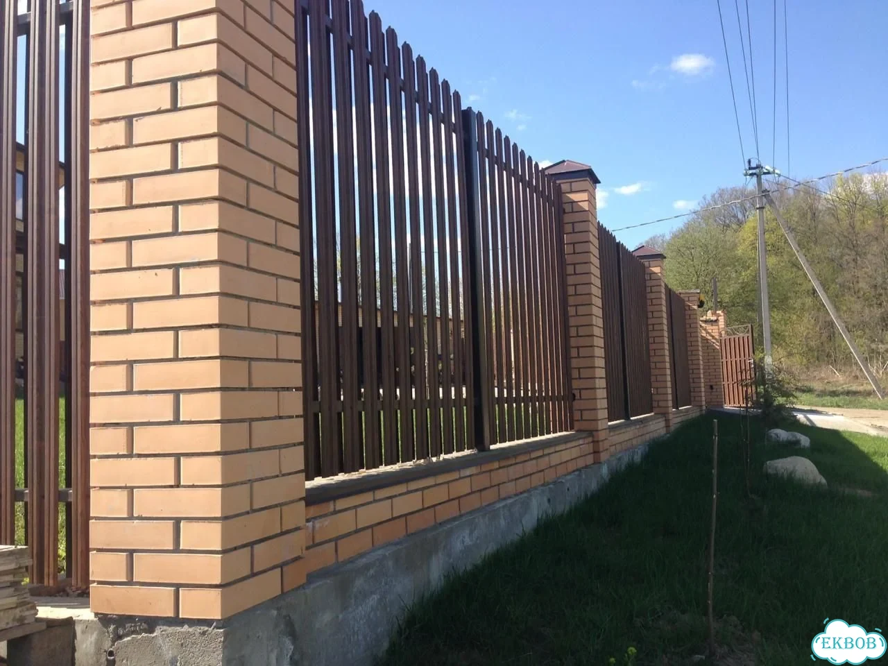 Строительство заборов Профлист Кирпич Сетка фото 2