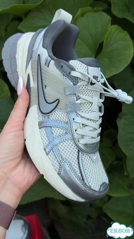 Женские кроссовки Nike V2K Run серого цвета фото 1