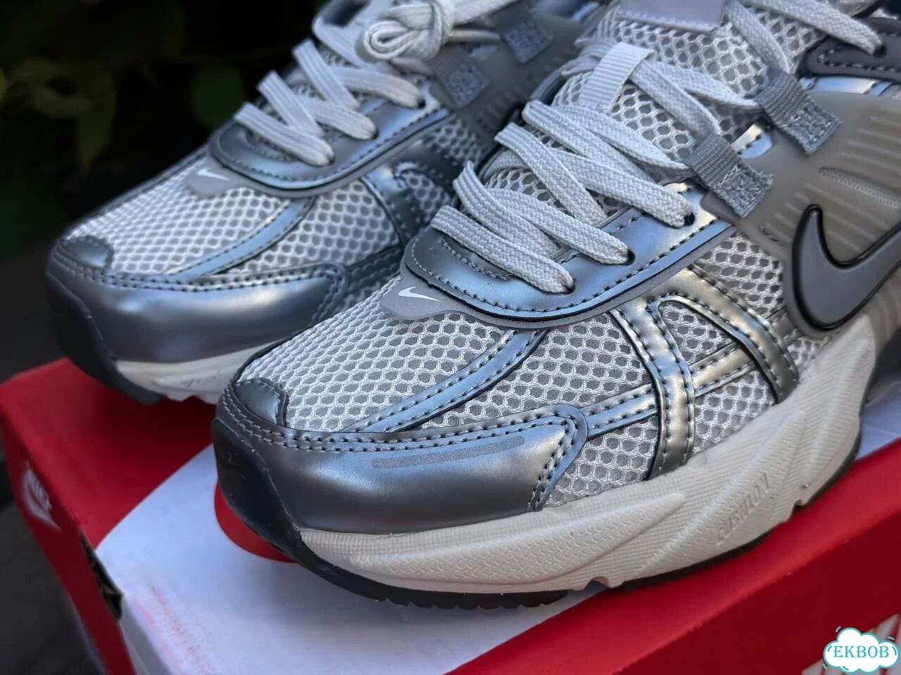 Женские кроссовки Nike V2K Run серого цвета фото 10