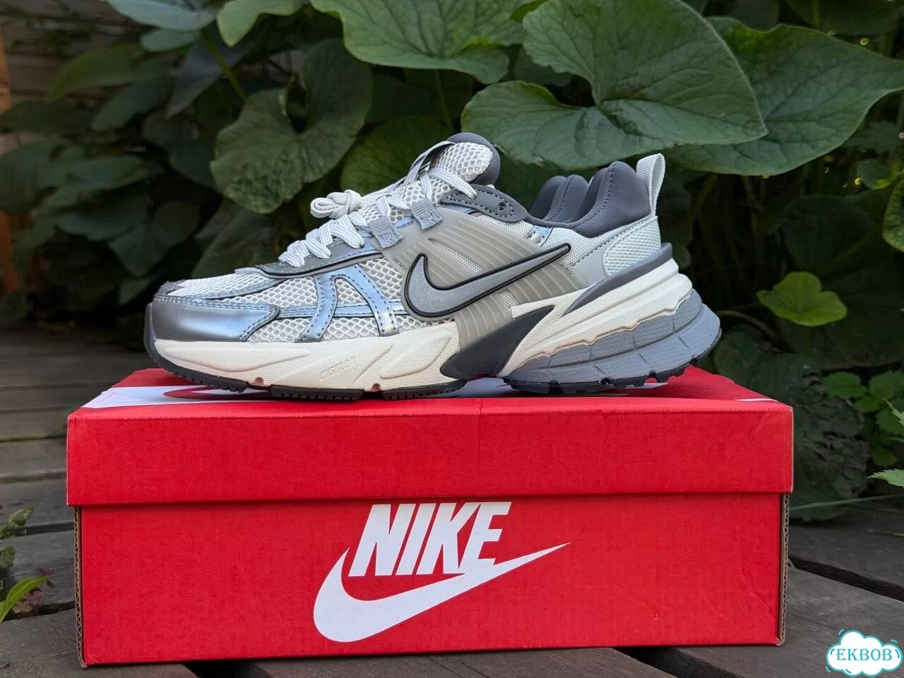 Женские кроссовки Nike V2K Run серого цвета фото 11