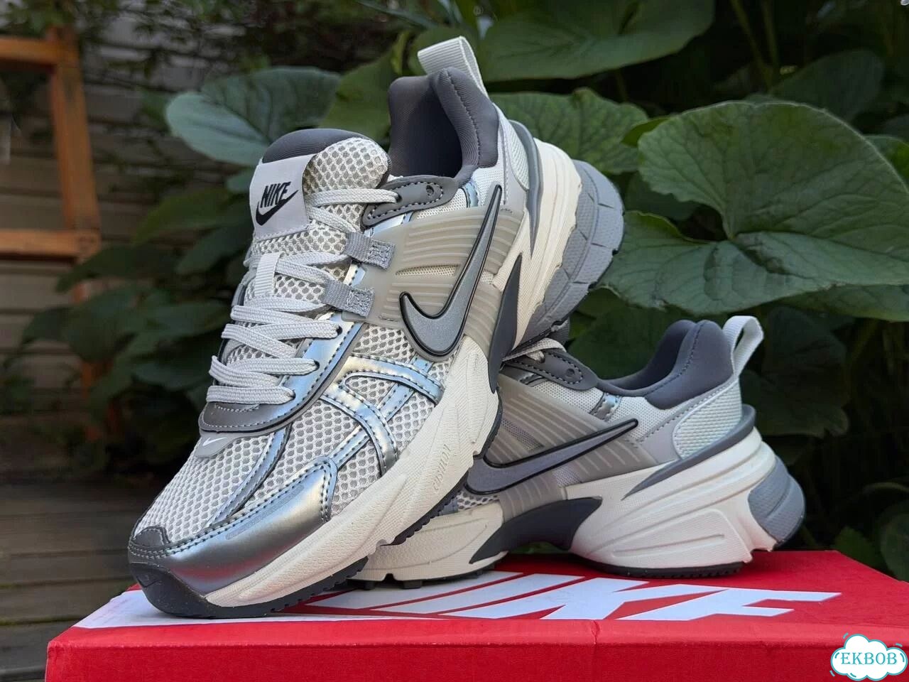 Женские кроссовки Nike V2K Run серого цвета фото 2