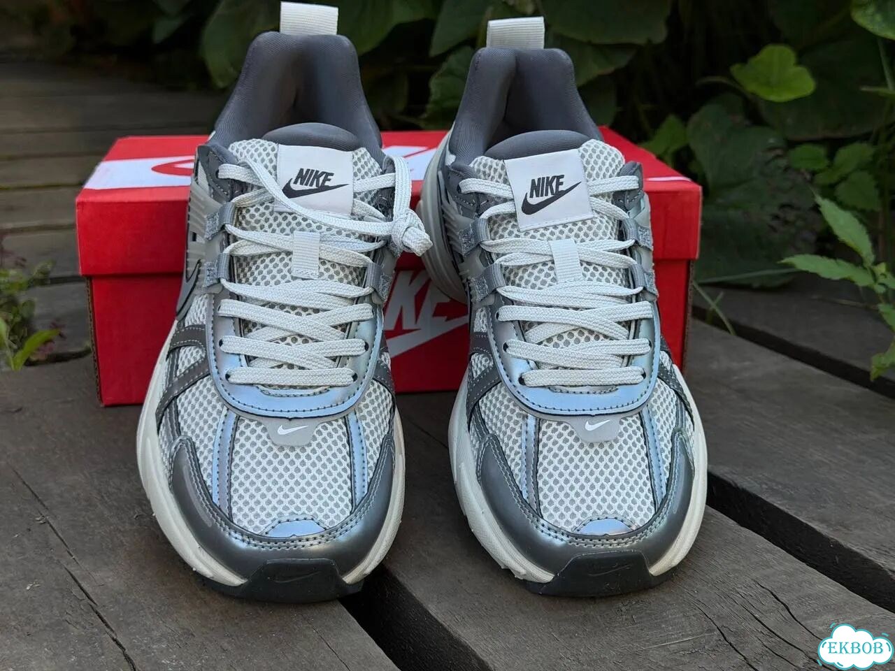Женские кроссовки Nike V2K Run серого цвета фото 3