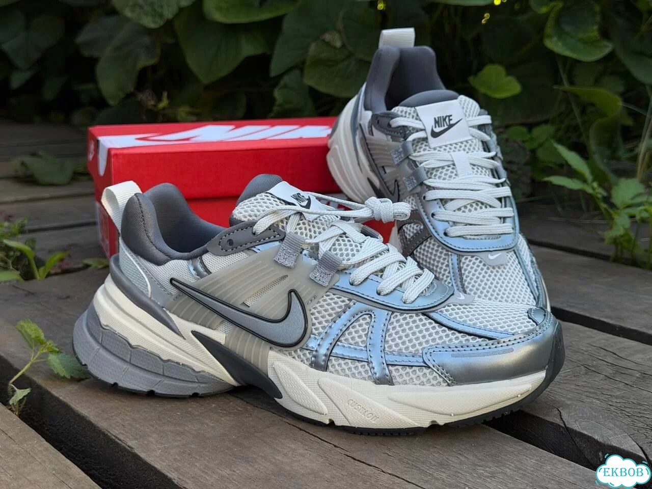 Женские кроссовки Nike V2K Run серого цвета фото 4