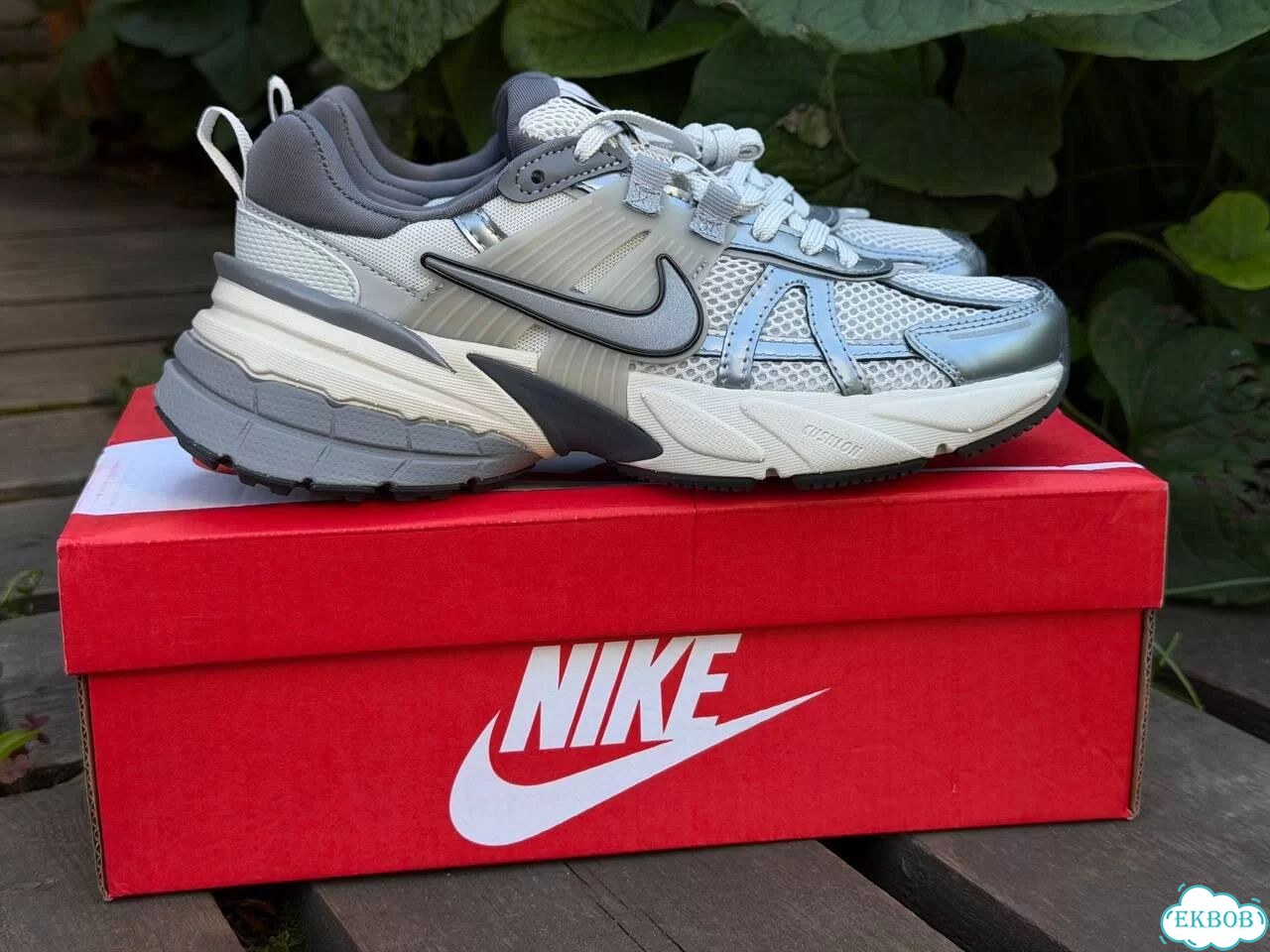 Женские кроссовки Nike V2K Run серого цвета фото 5