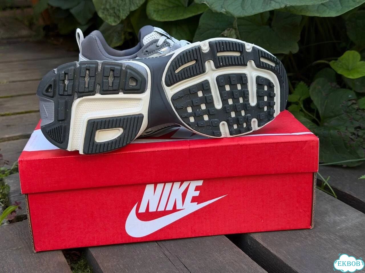 Женские кроссовки Nike V2K Run серого цвета фото 6