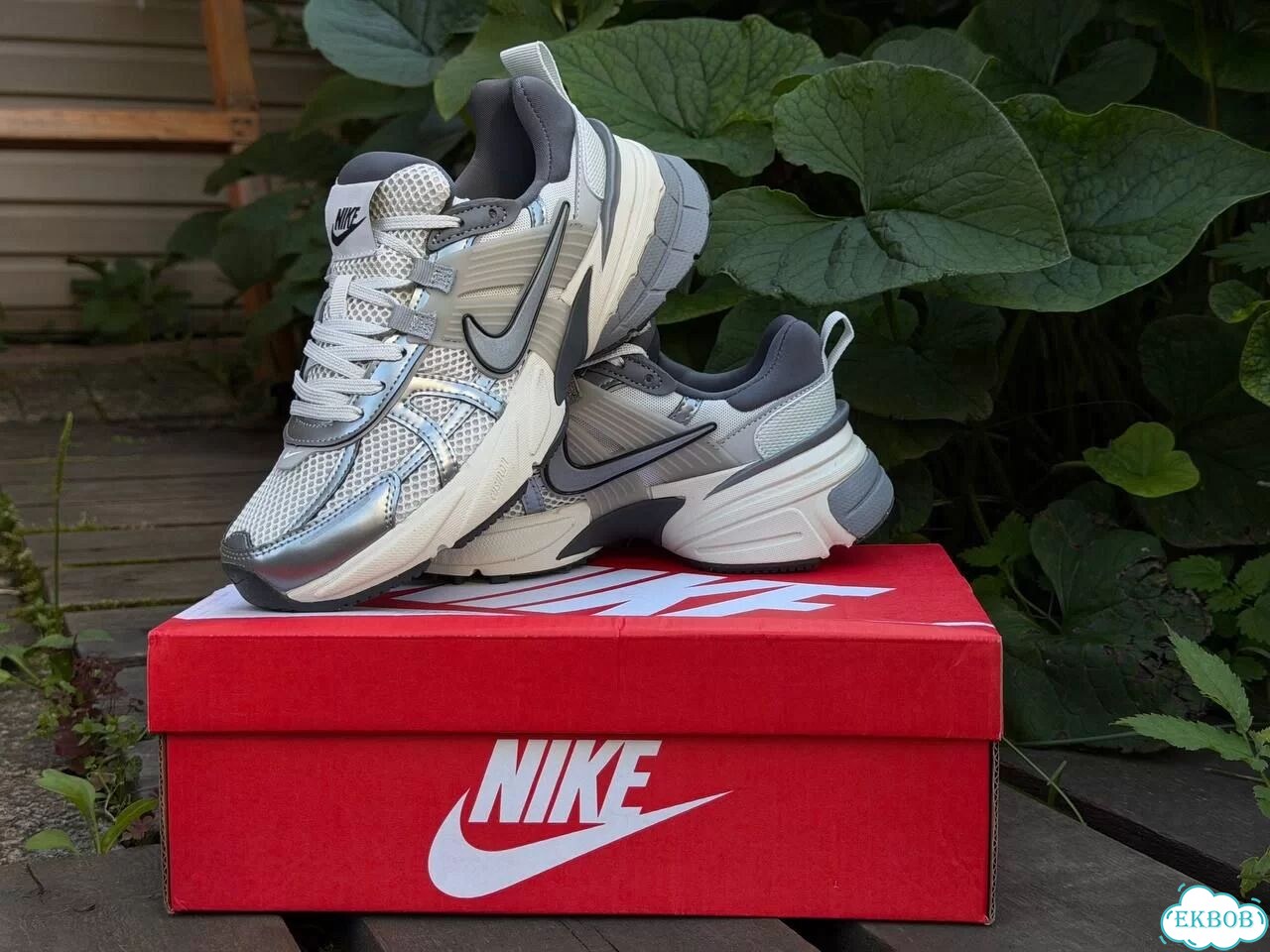 Женские кроссовки Nike V2K Run серого цвета фото 7
