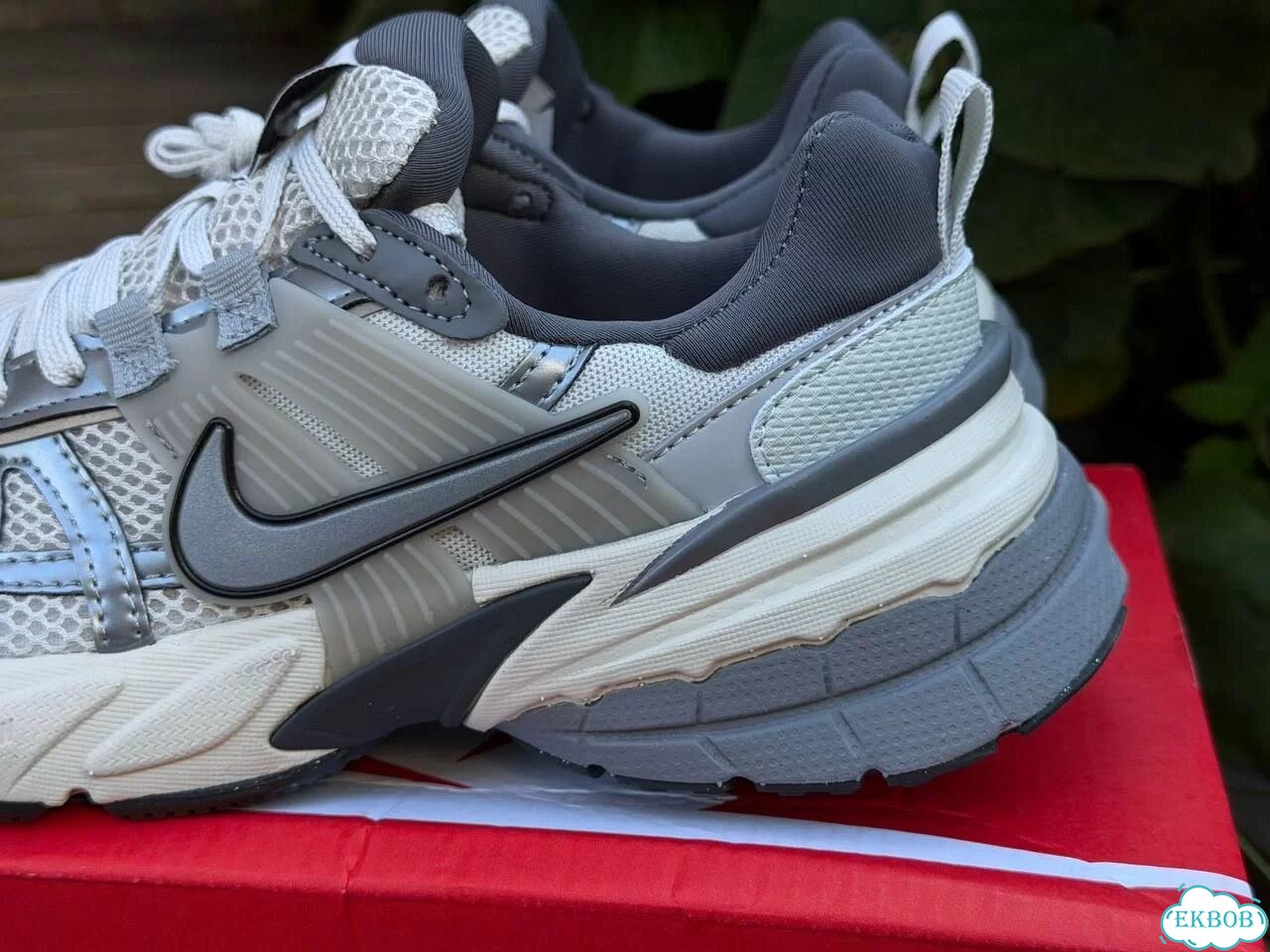 Женские кроссовки Nike V2K Run серого цвета фото 8