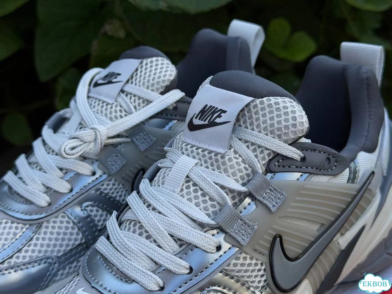 Женские кроссовки Nike V2K Run серого цвета фото 9